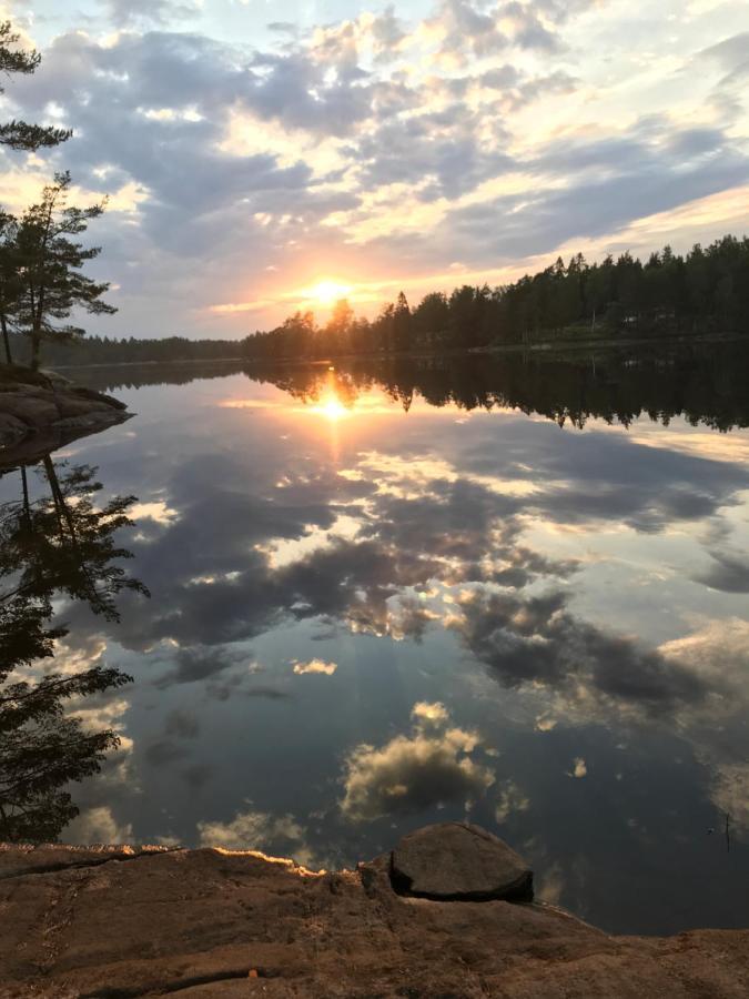 Bjoersjoeas Vildmark - Small Camping Cabin Close To Nature Olofstorp Bagian luar foto